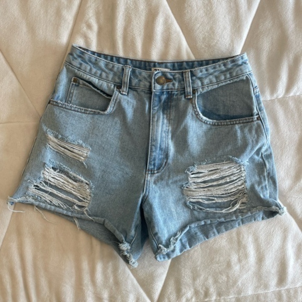 ‼️SOLD‼️ Billabong Light Wash Distressed Denim Shorts 28